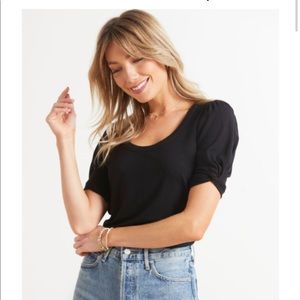 Evereve Stevie Twist Sleeve Top size M in Black